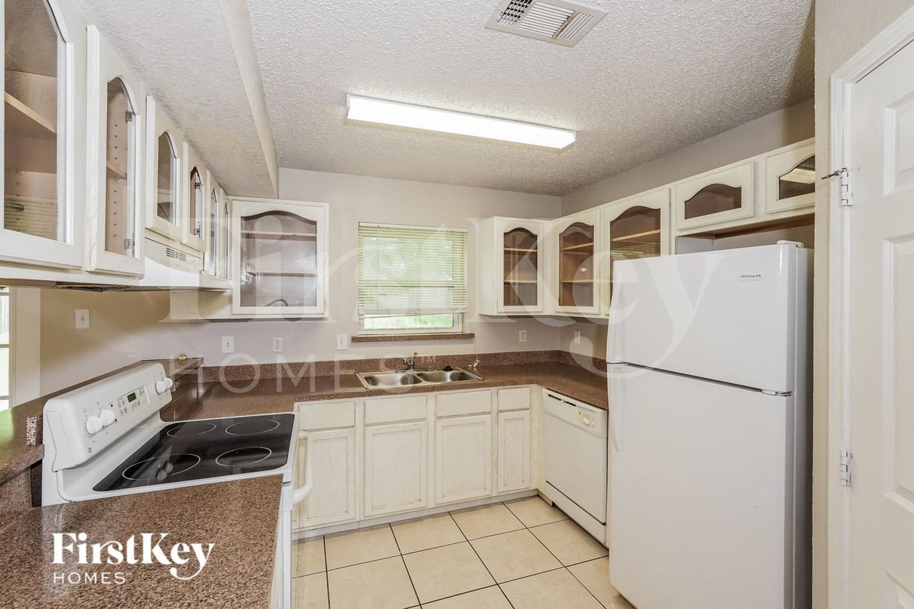 1000 High Crest Dr - Photo 5 of 16