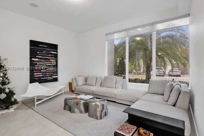 10250 Nw 75th Ter - Photo 5 of 32