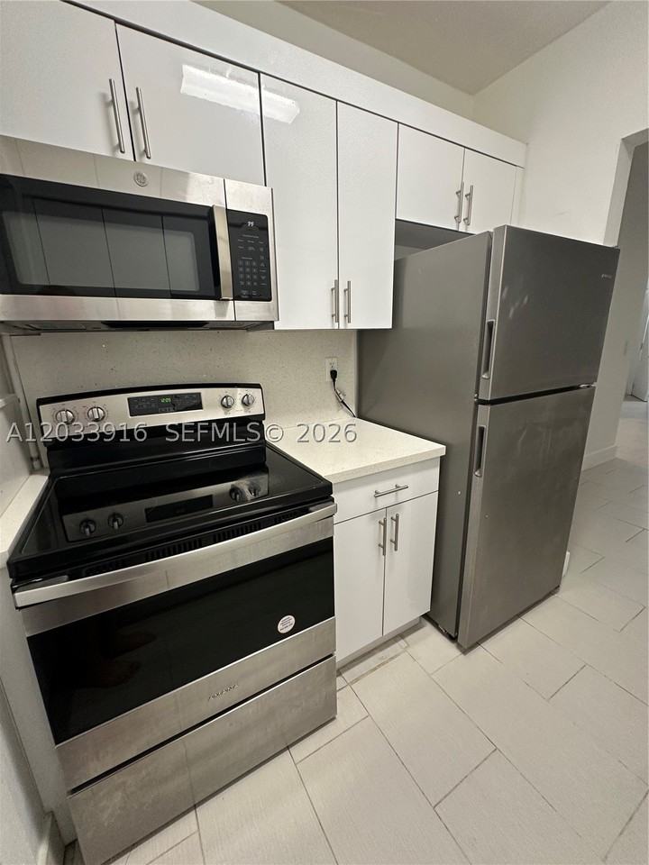8205 Crespi Blvd #3 - Photo 4 of 18