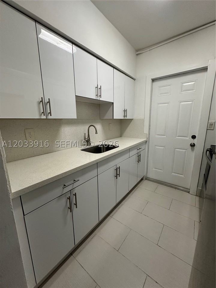 8205 Crespi Blvd #3 - Photo 5 of 18