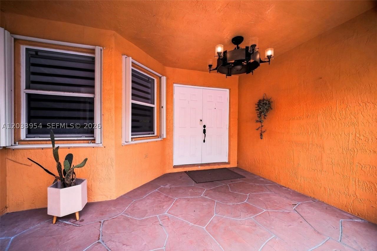 685 Sw 198th Ter - Photo 4 of 35