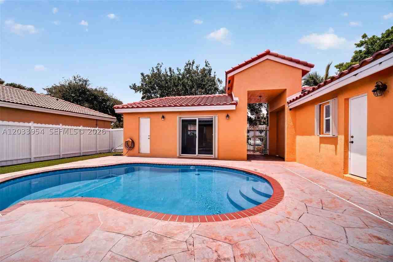 685 Sw 198th Ter - Photo 5 of 35