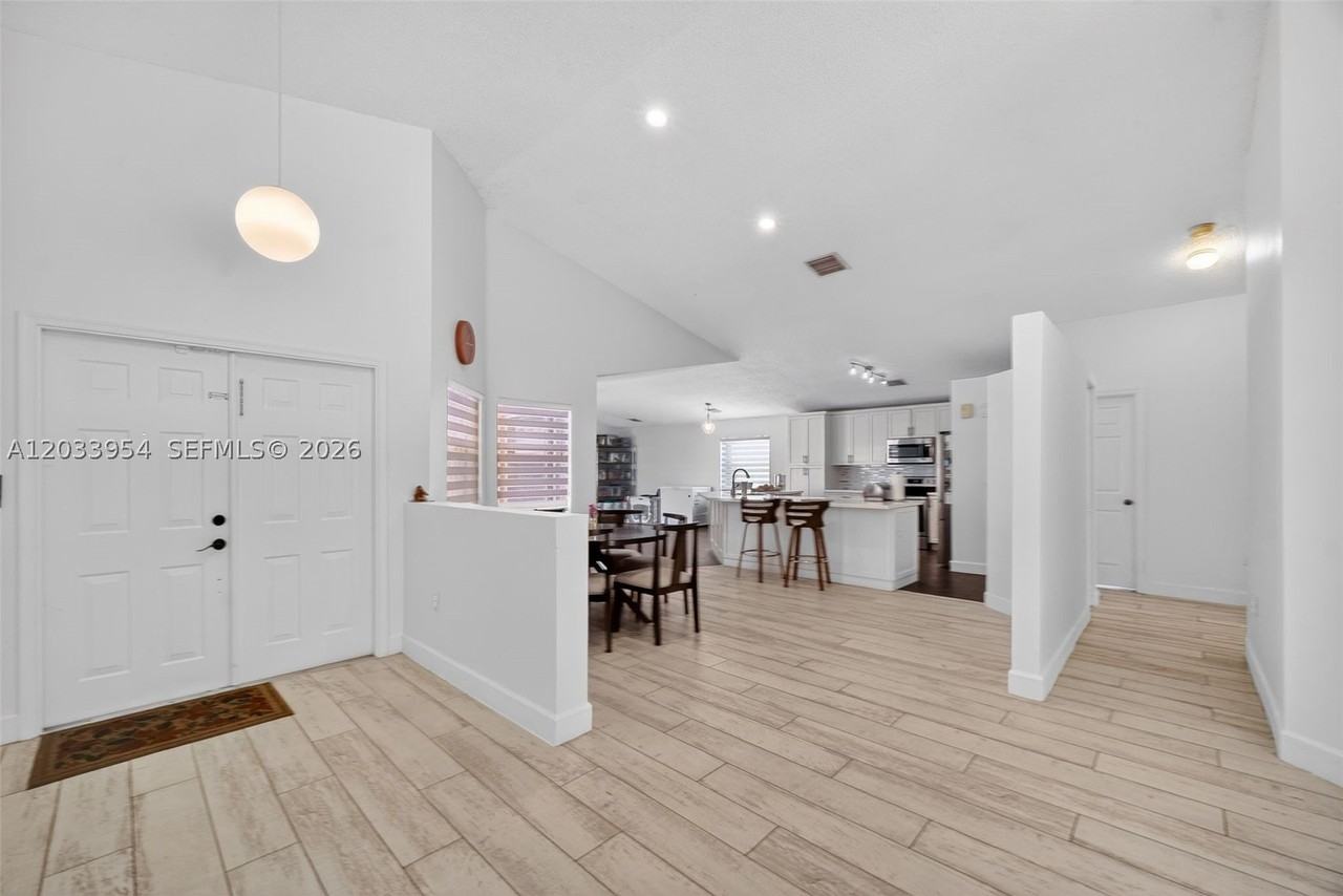 685 Sw 198th Ter - Photo 7 of 35