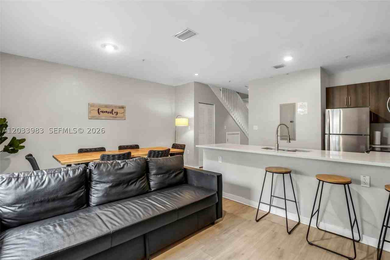 171 Nw 158th St #10 - Photo 3 of 27
