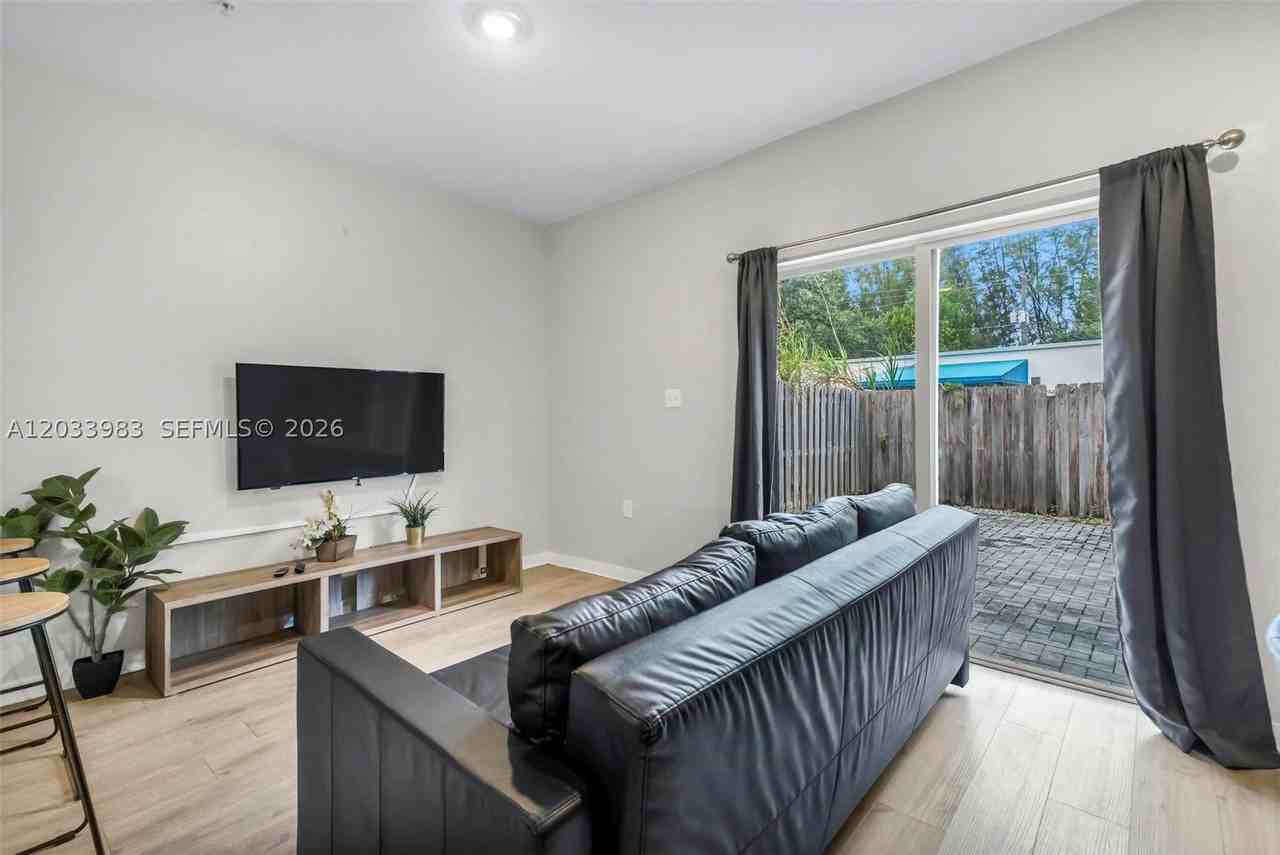 171 Nw 158th St #10 - Photo 4 of 27