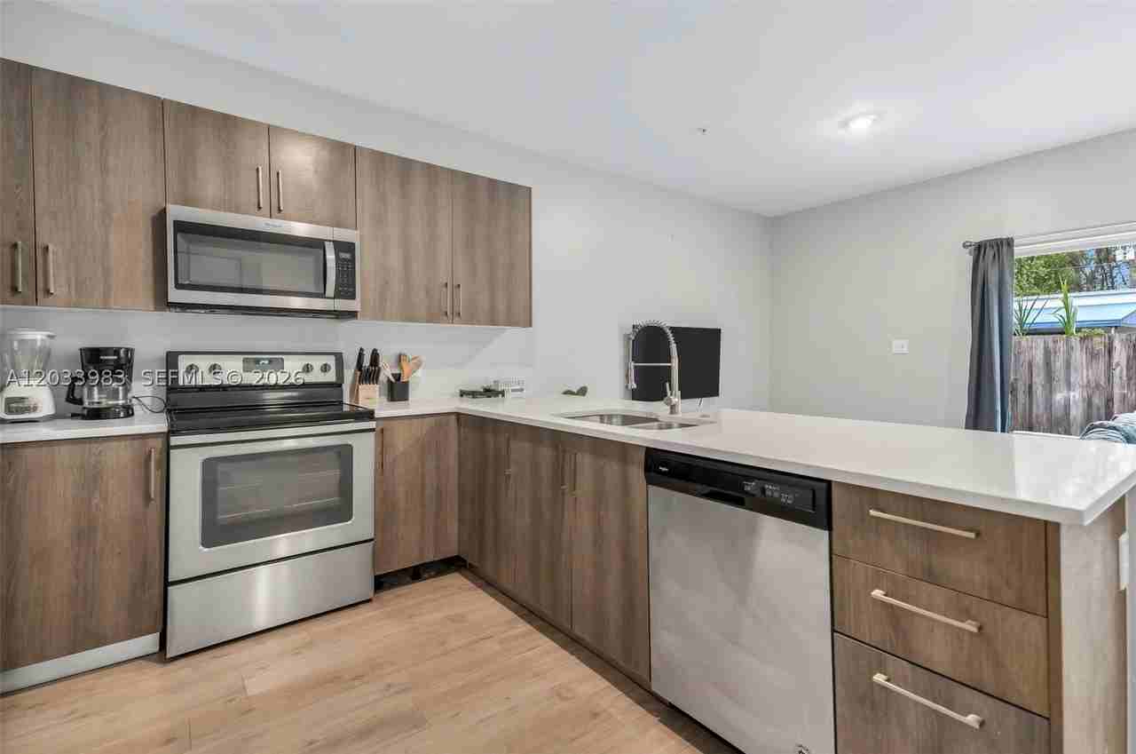 171 Nw 158th St #10 - Photo 6 of 27