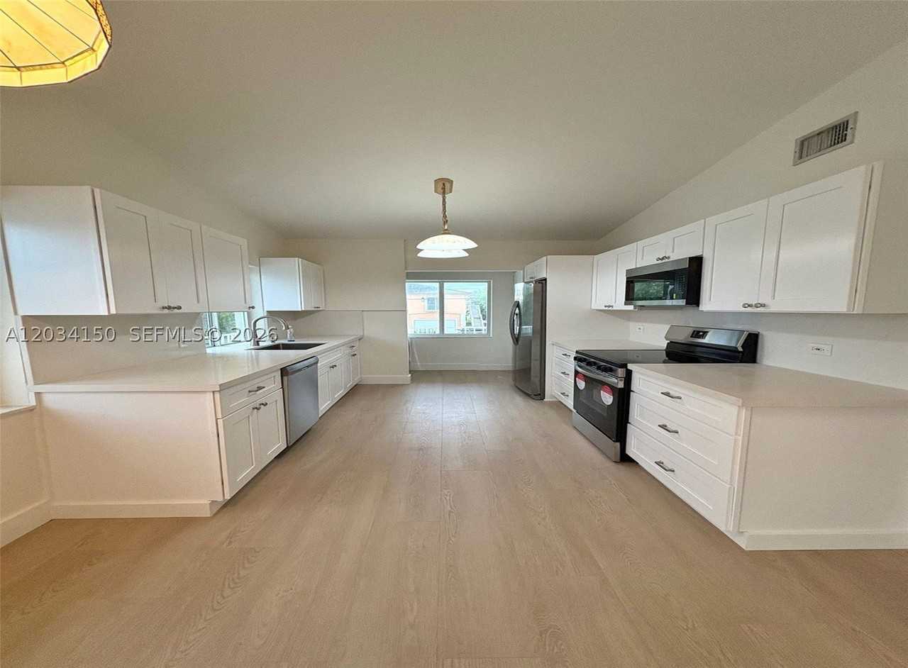 136 Marina Ave #EAST - Photo 3 of 13