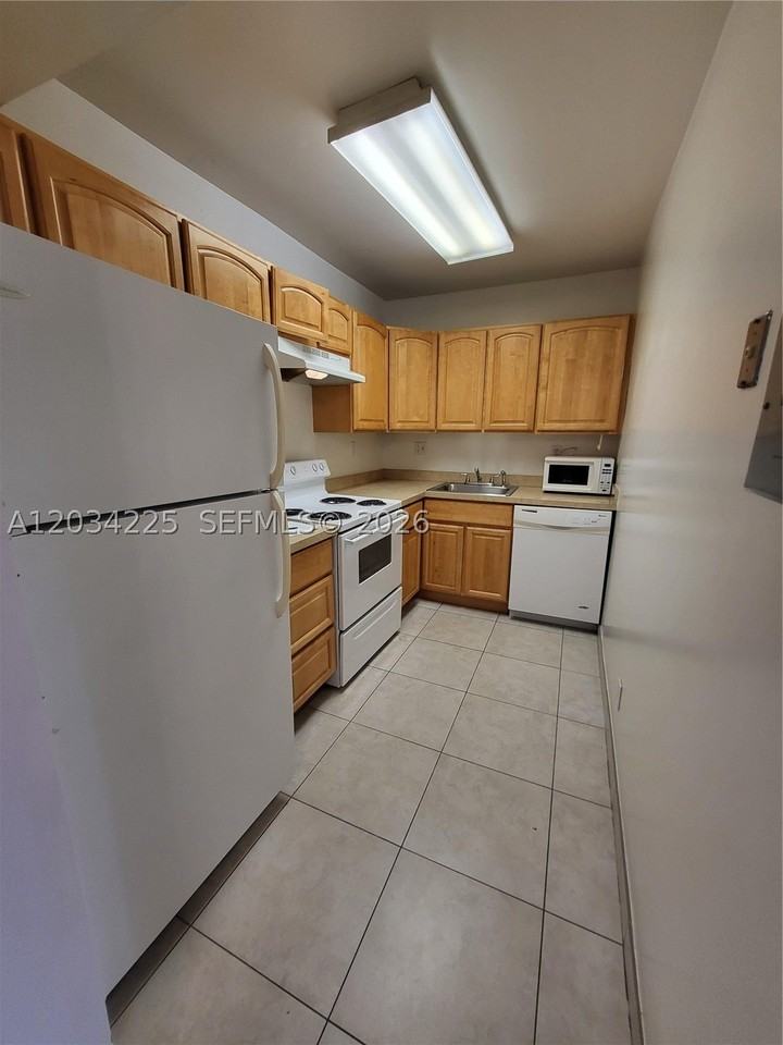 405 S Pine Island Rd #406D - Photo 5 of 12