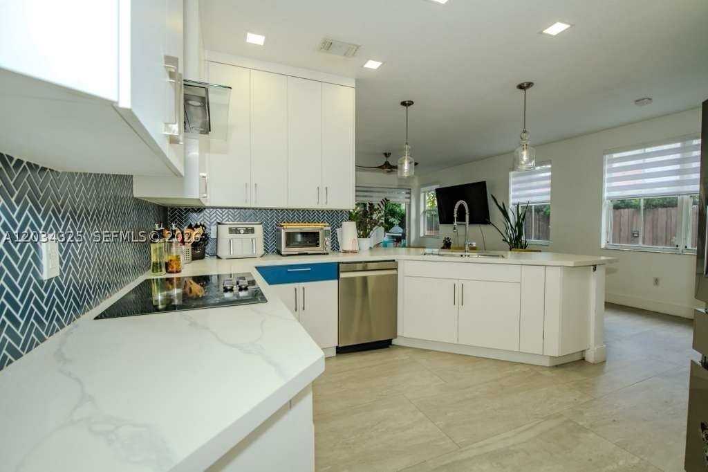 8526 Nw 110th Pl #0 - Photo 5 of 24