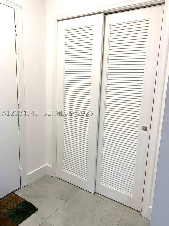501 Ne 14th Ave #601 - Photo 3 of 23