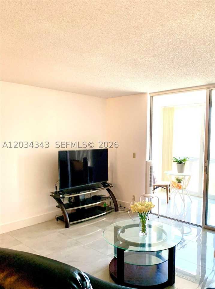 501 Ne 14th Ave #601 - Photo 5 of 23