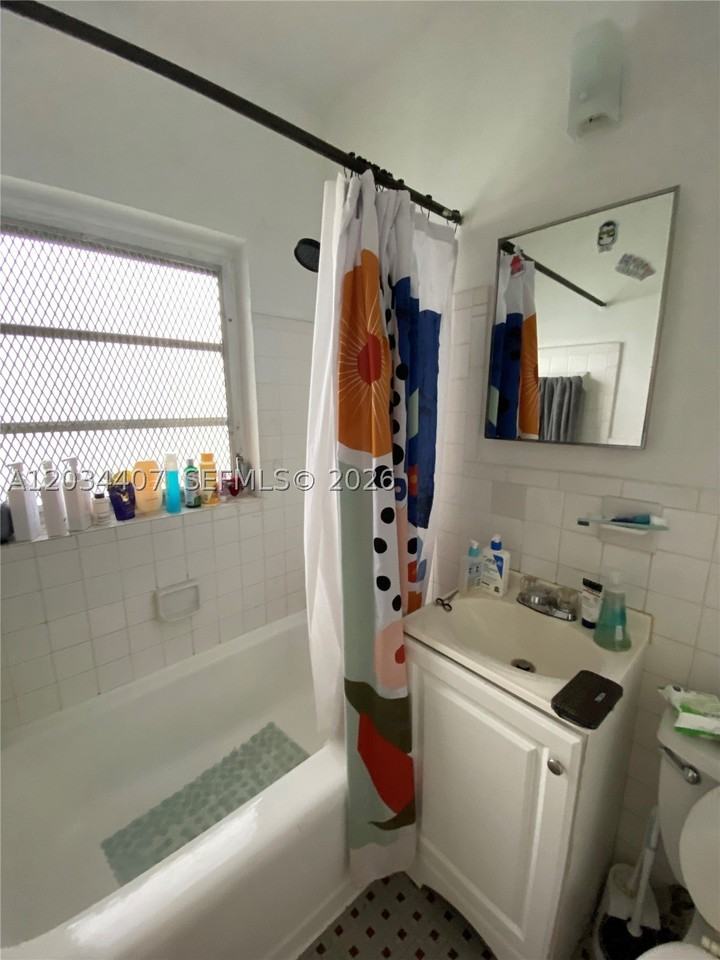 730 Sw 10th St #4 - Photo 3 of 4
