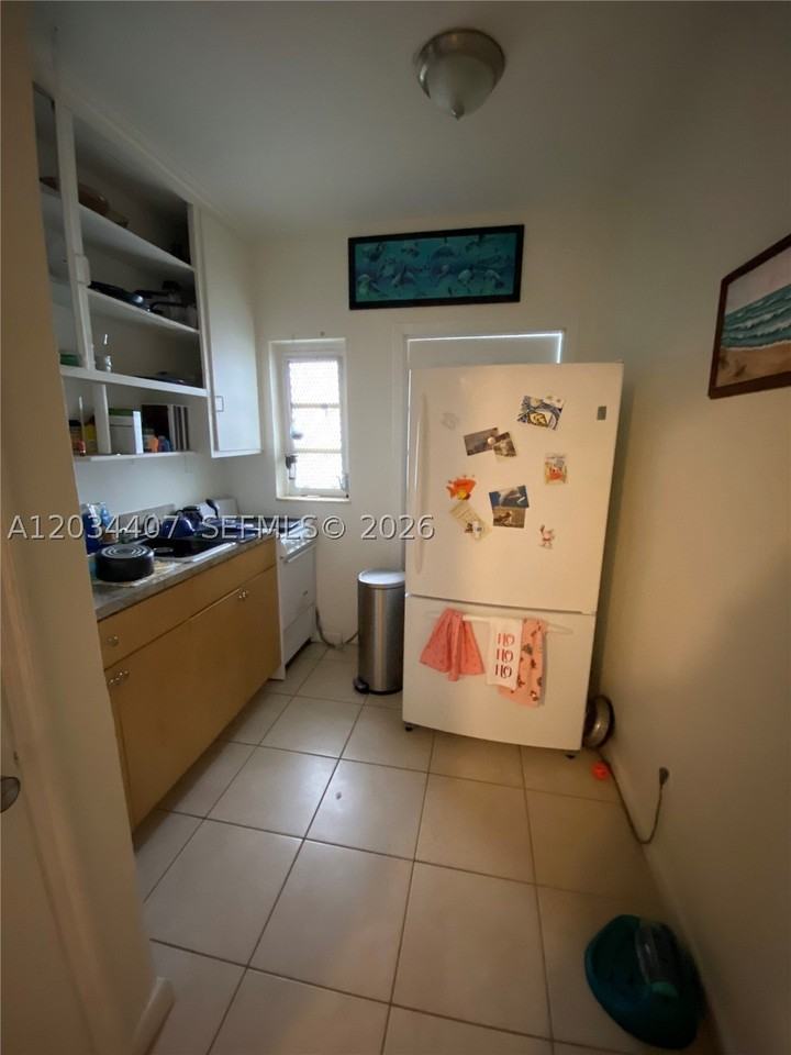 730 Sw 10th St #4 - Photo 4 of 4