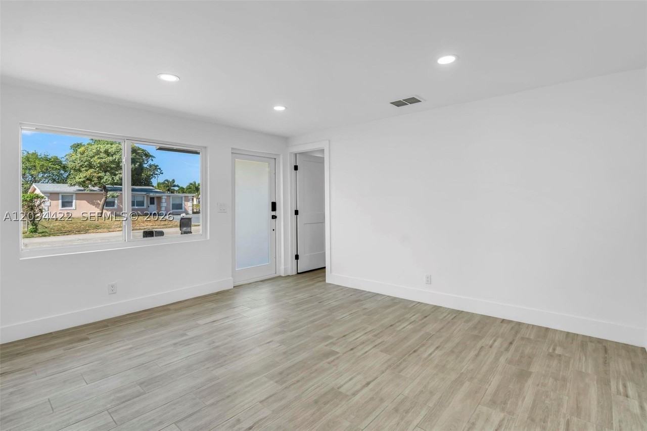 311 Nw 12th Ave - Photo 4 of 27