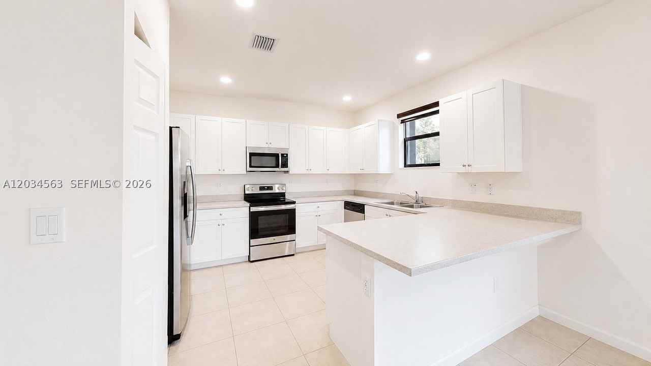 2434 Ne 1st St #2434 - Photo 2 of 32