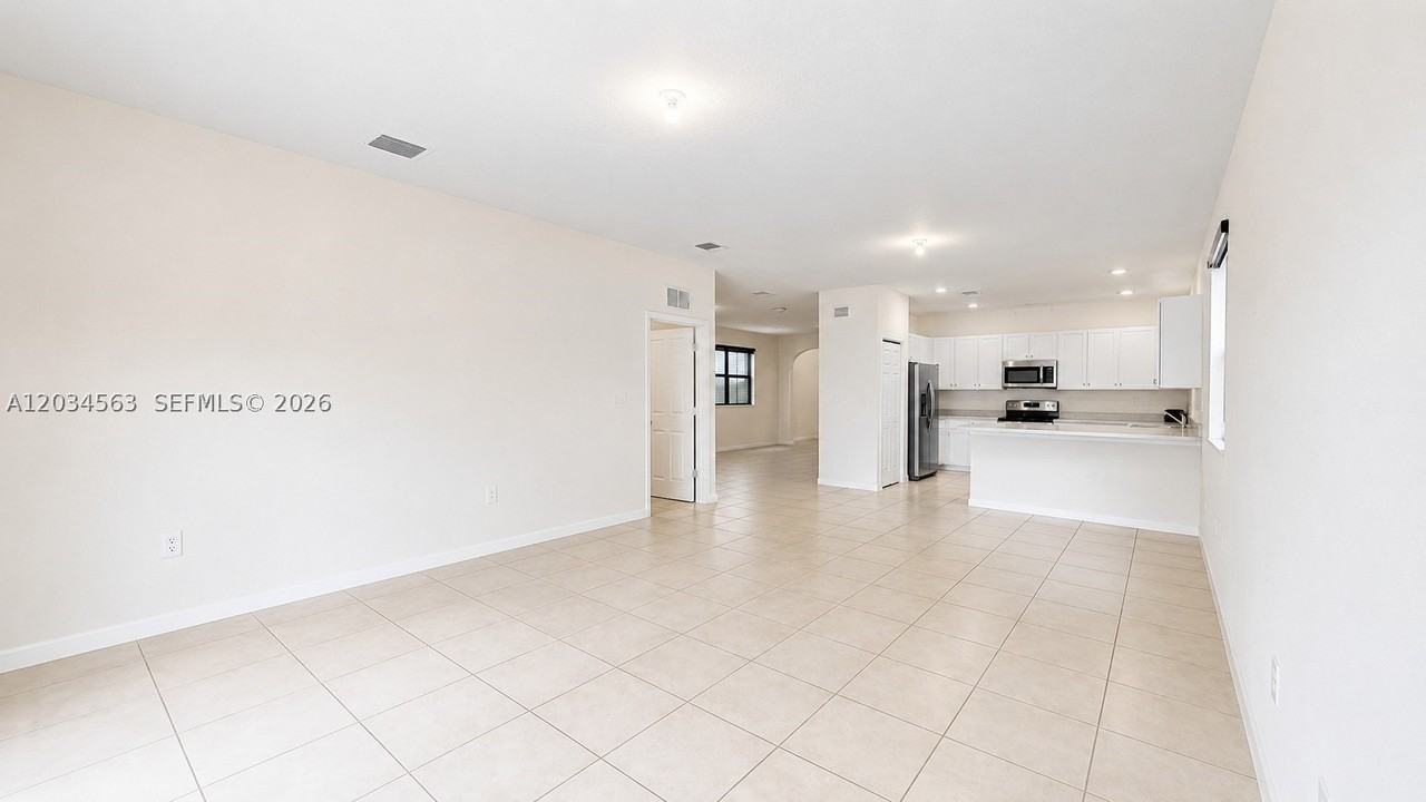 2434 Ne 1st St #2434 - Photo 5 of 32