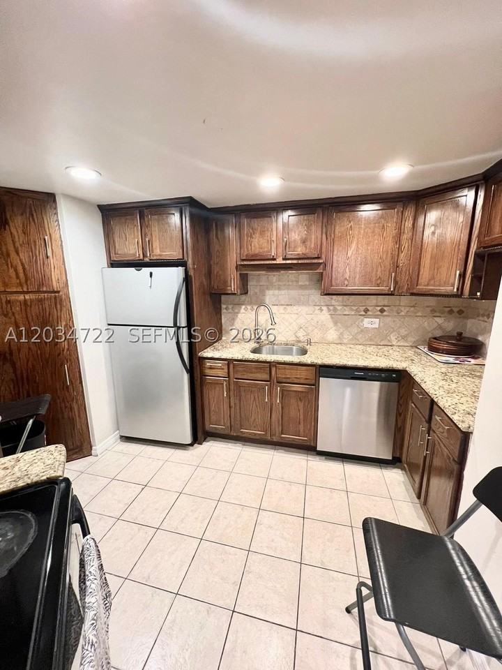 905 Brickell Bay Dr #1422
