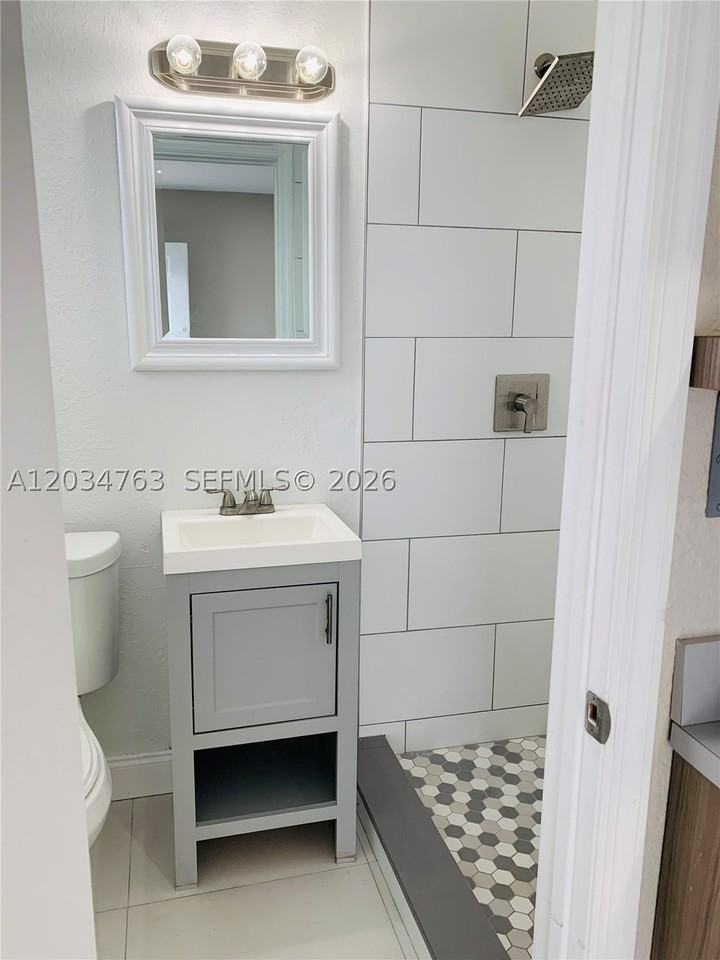 1265 Sw 6th St #13 - Photo 5 of 6