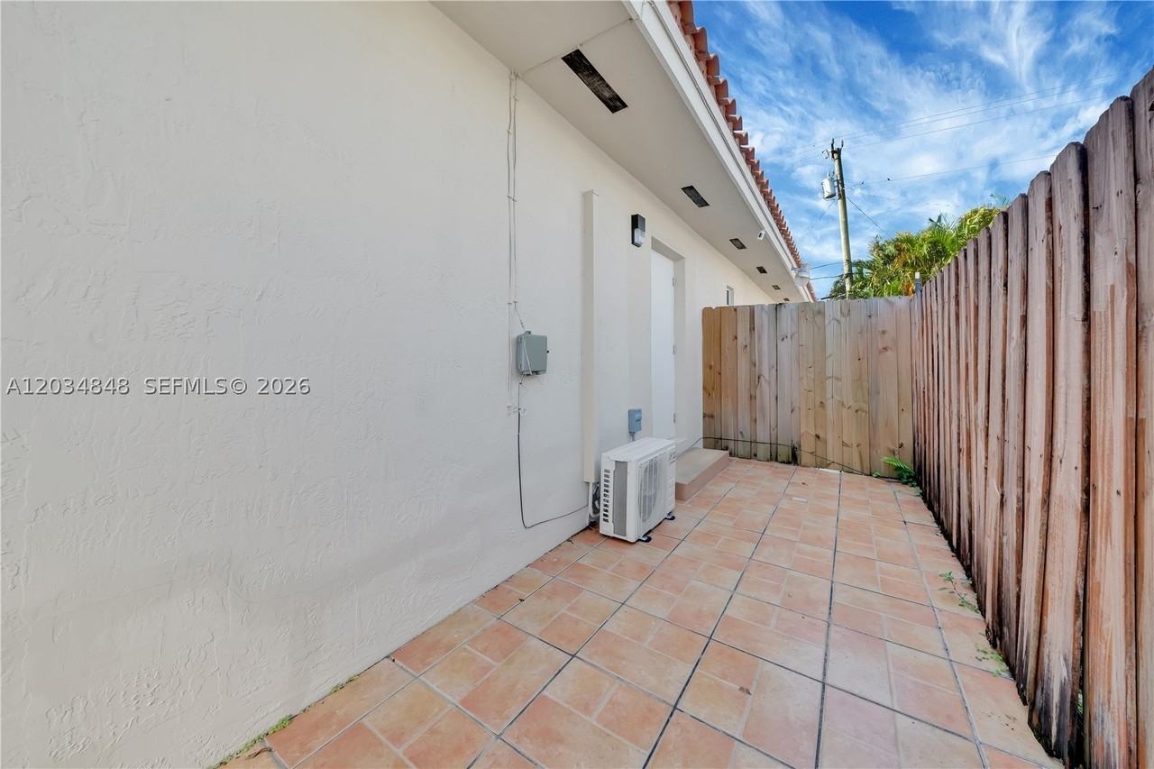 7600 Sw 19th Ter #C - Photo 7 of 8