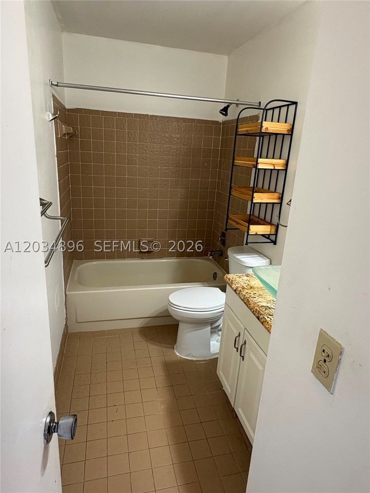 3819 Sw 69th Ave #14L - Photo 5 of 6