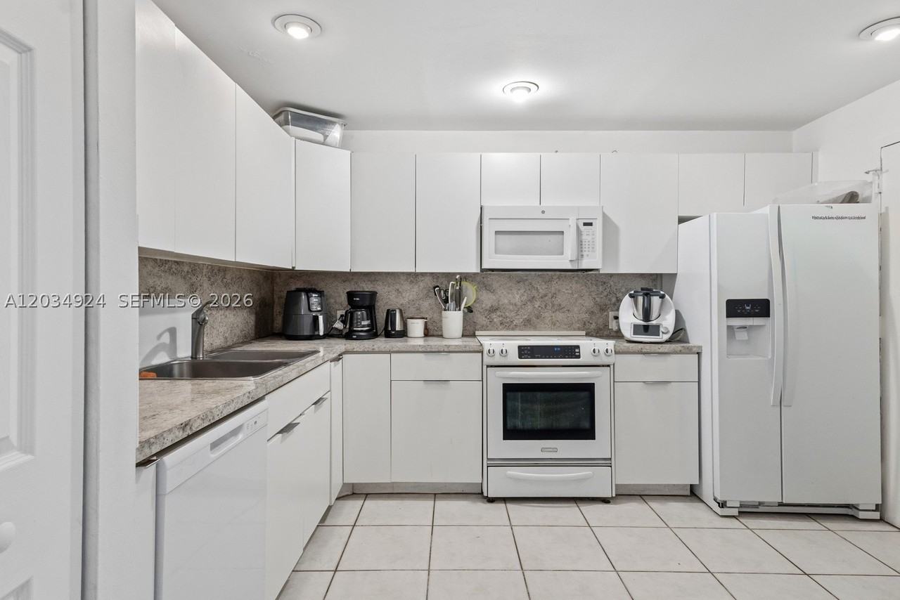 575 Crandon Blvd #413 - Photo 7 of 29