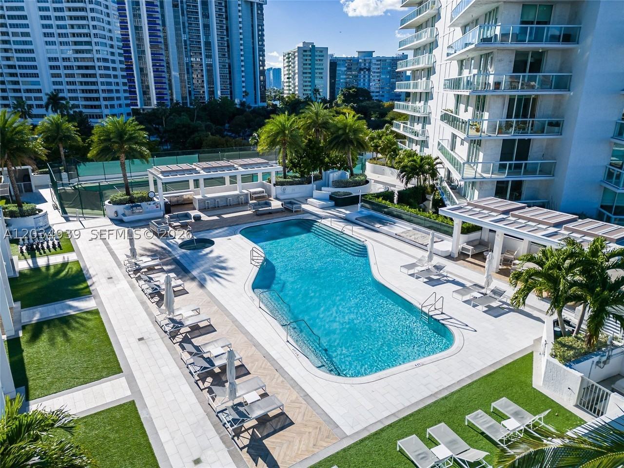 10 Venetian Way #PH04 - Photo 5 of 45