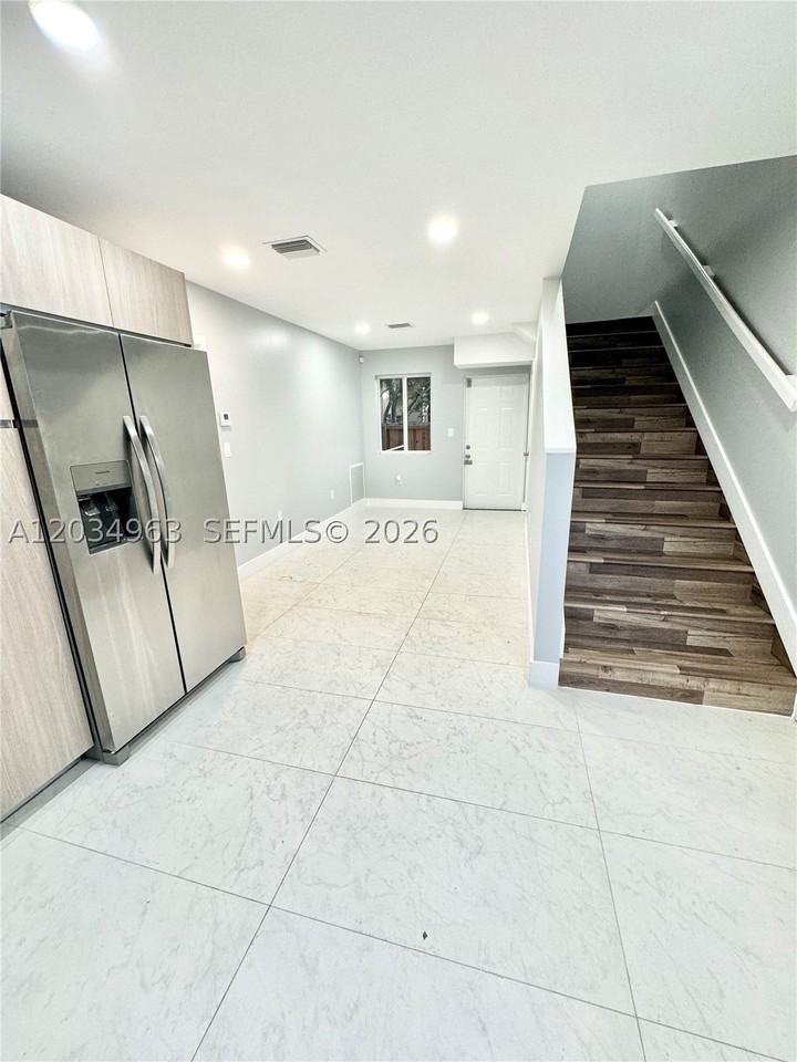 932 Nw 2nd St - Photo 4 of 29