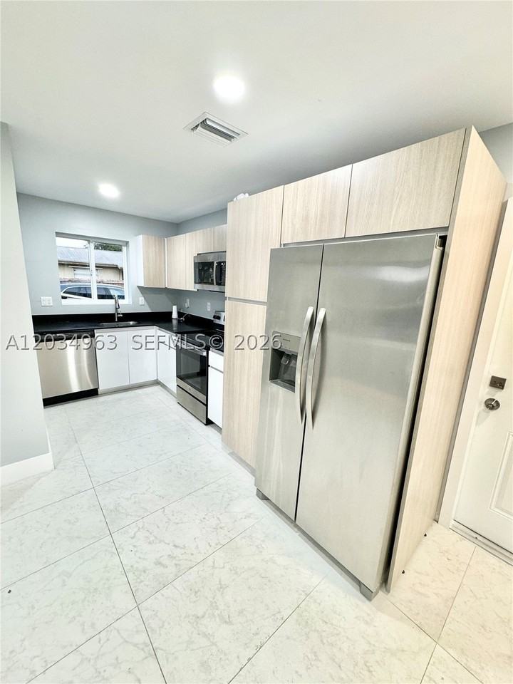932 Nw 2nd St - Photo 5 of 29