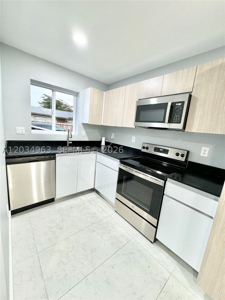 932 Nw 2nd St - Photo 6 of 29