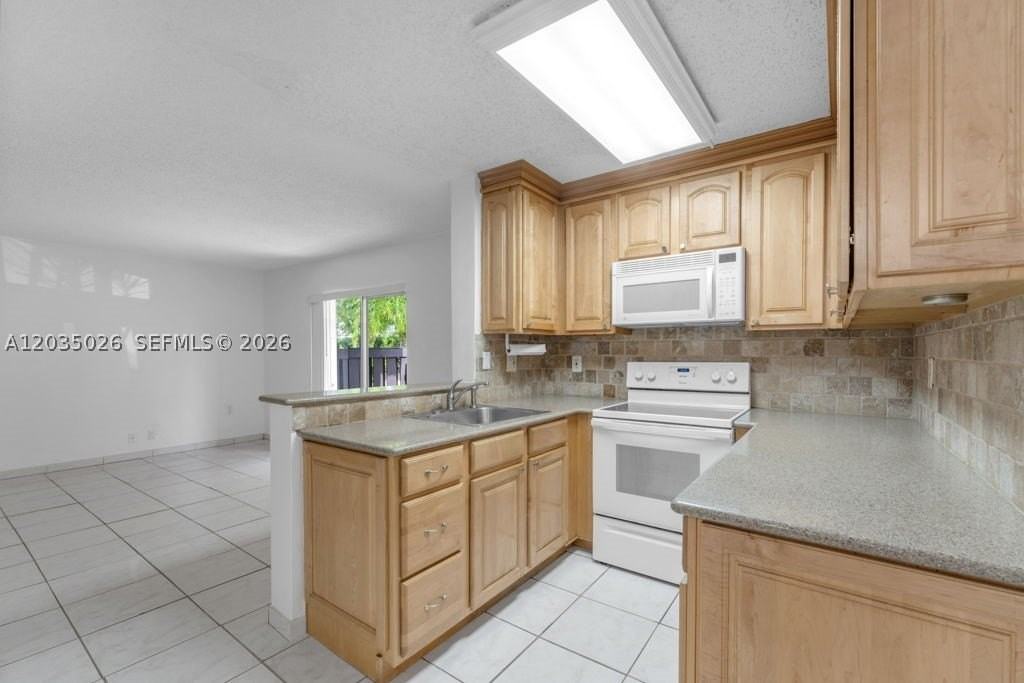 10832 N Kendall Dr #U1 - Photo 7 of 27