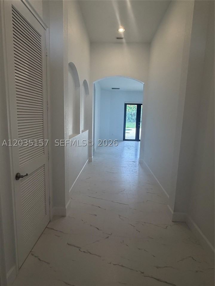 8711 Nw 41st St - Photo 3 of 18