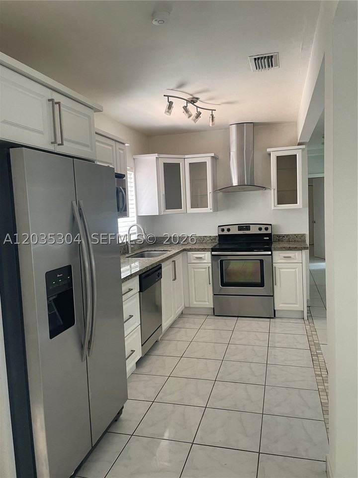 1435 Ne 173rd St - Photo 4 of 16