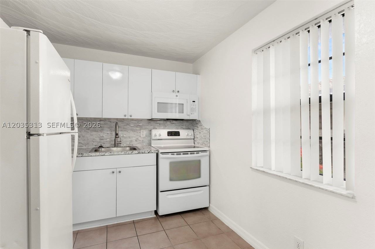 4120 Sw 19th St #2 - Photo 6 of 27