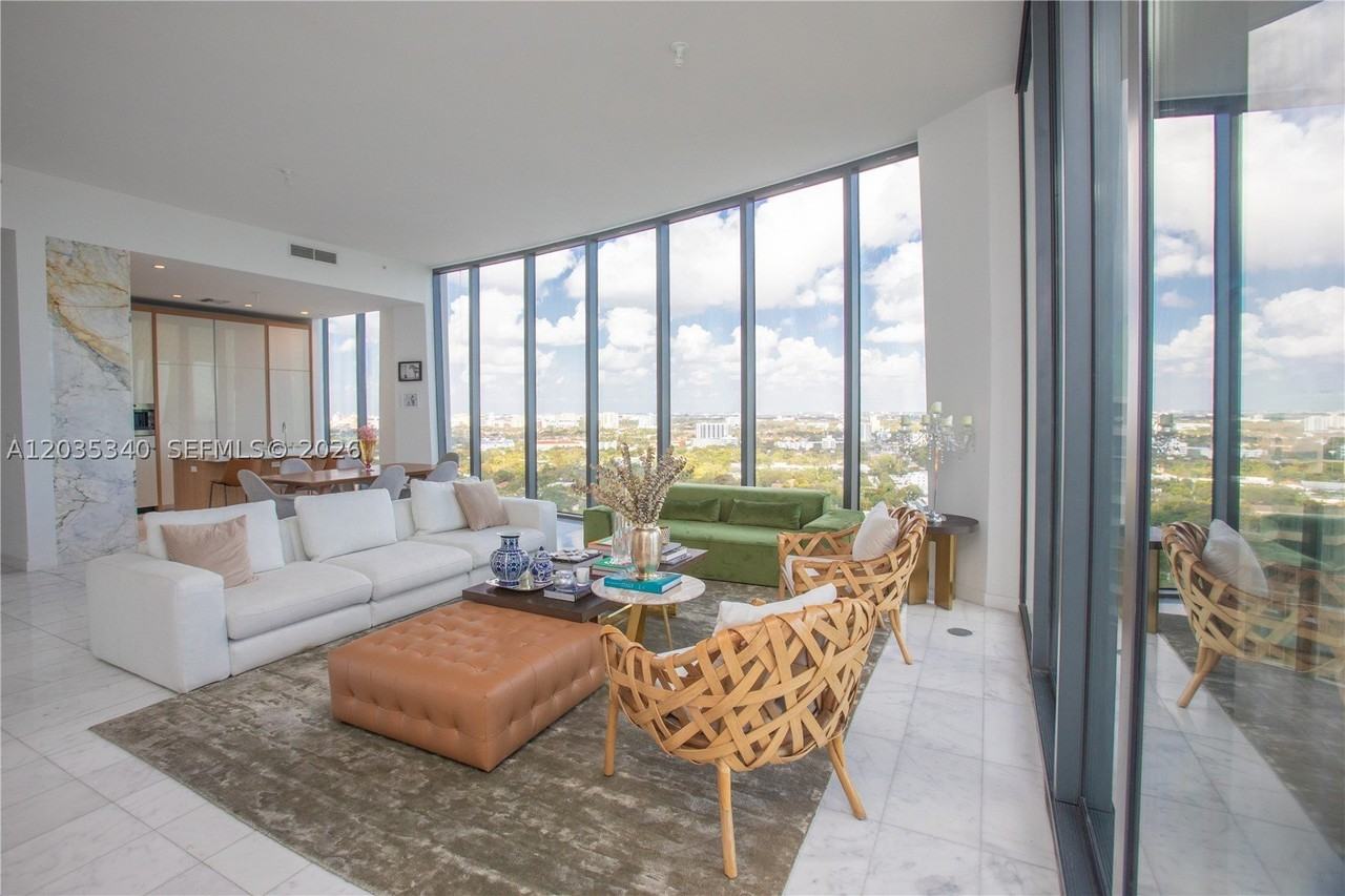 2821 S Bayshore Dr #20D - Photo 2 of 29