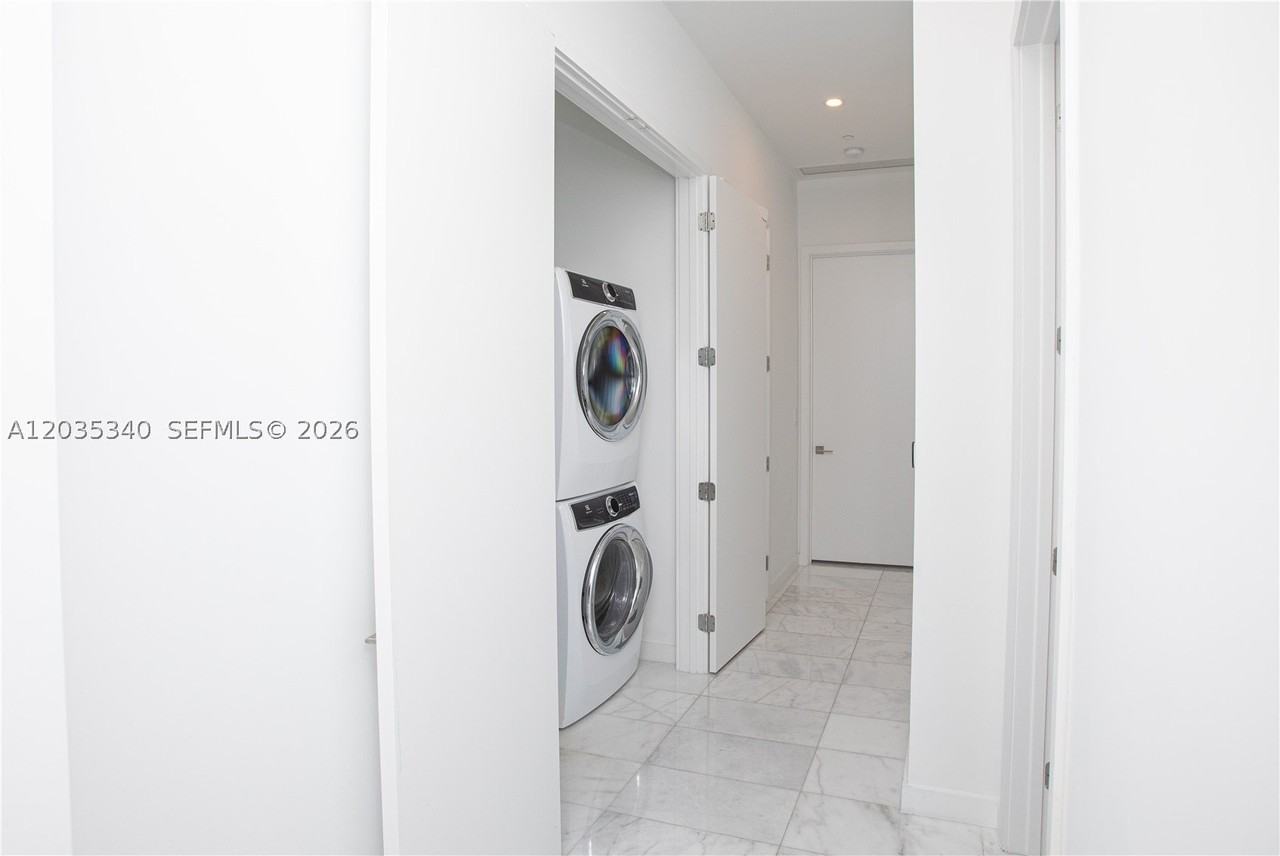 2821 S Bayshore Dr #20D - Photo 7 of 29