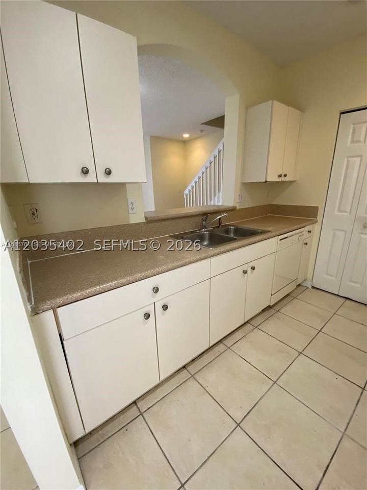 959 Ne 42nd Pl #959 - Photo 3 of 10