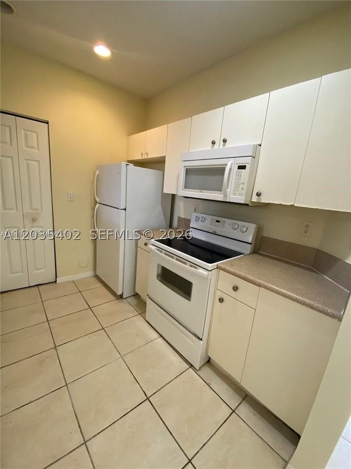 959 Ne 42nd Pl #959 - Photo 4 of 10