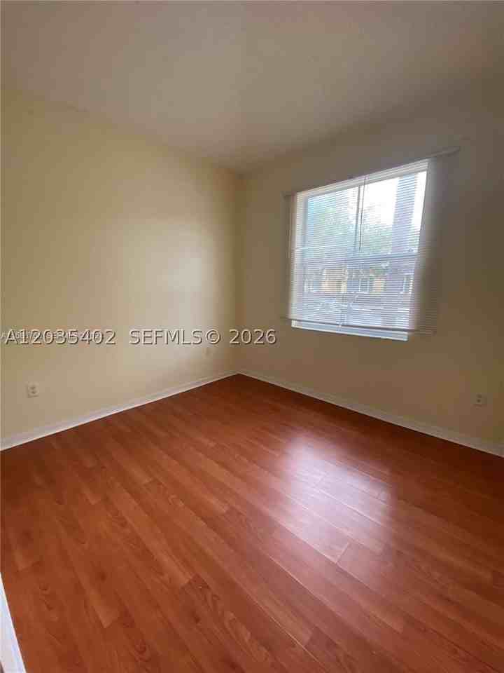959 Ne 42nd Pl #959 - Photo 5 of 10