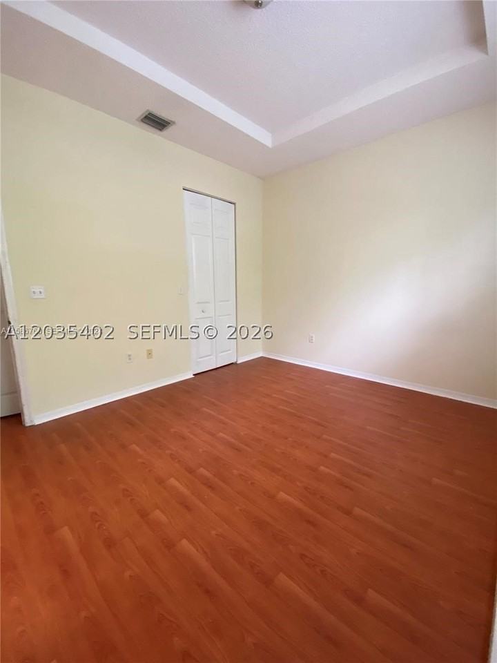 959 Ne 42nd Pl #959 - Photo 6 of 10