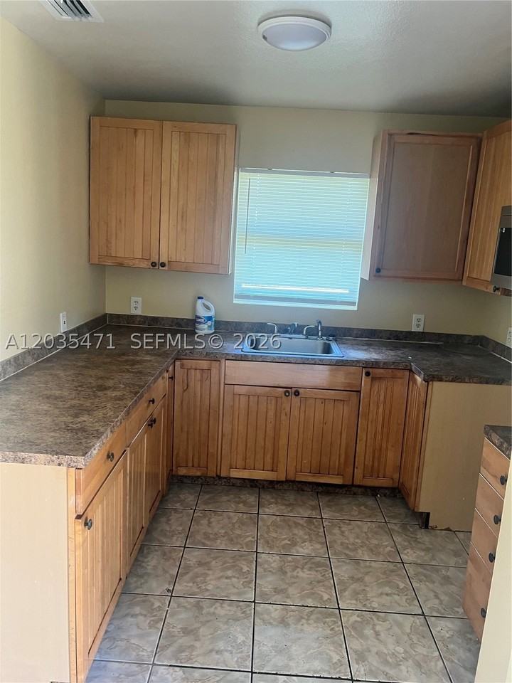 2111 Nw 100th St #B - Photo 7 of 7