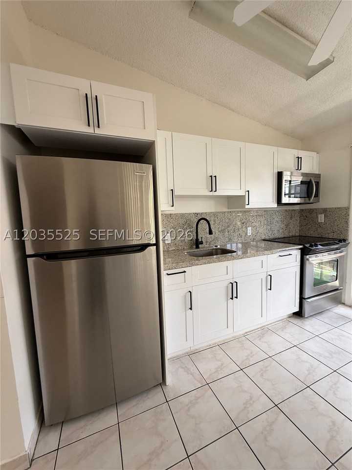 10968 Sw 5th St #10968 - Photo 5 of 10