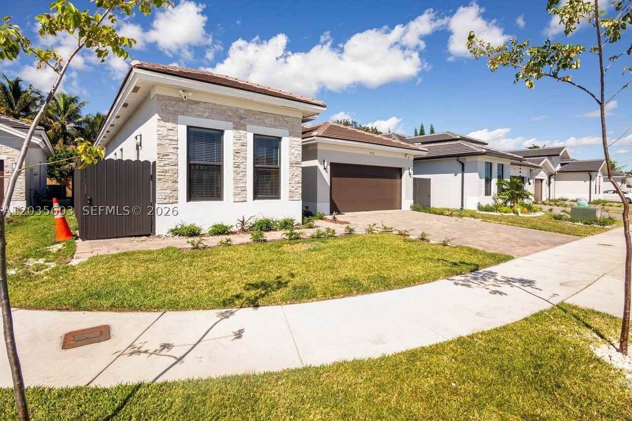 19452 Sw 124th Ct #0 - Photo 2 of 32