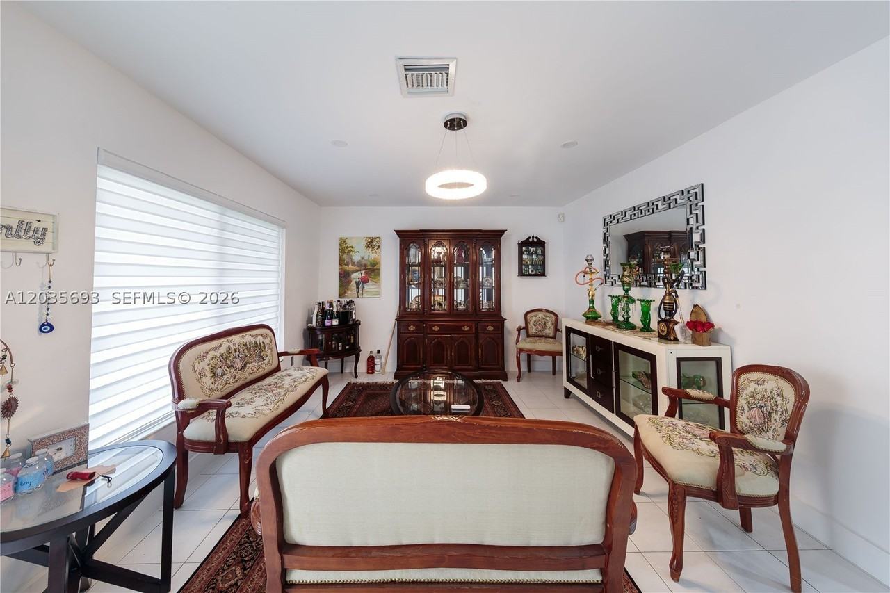 19311 Sterling Dr - Photo 4 of 38