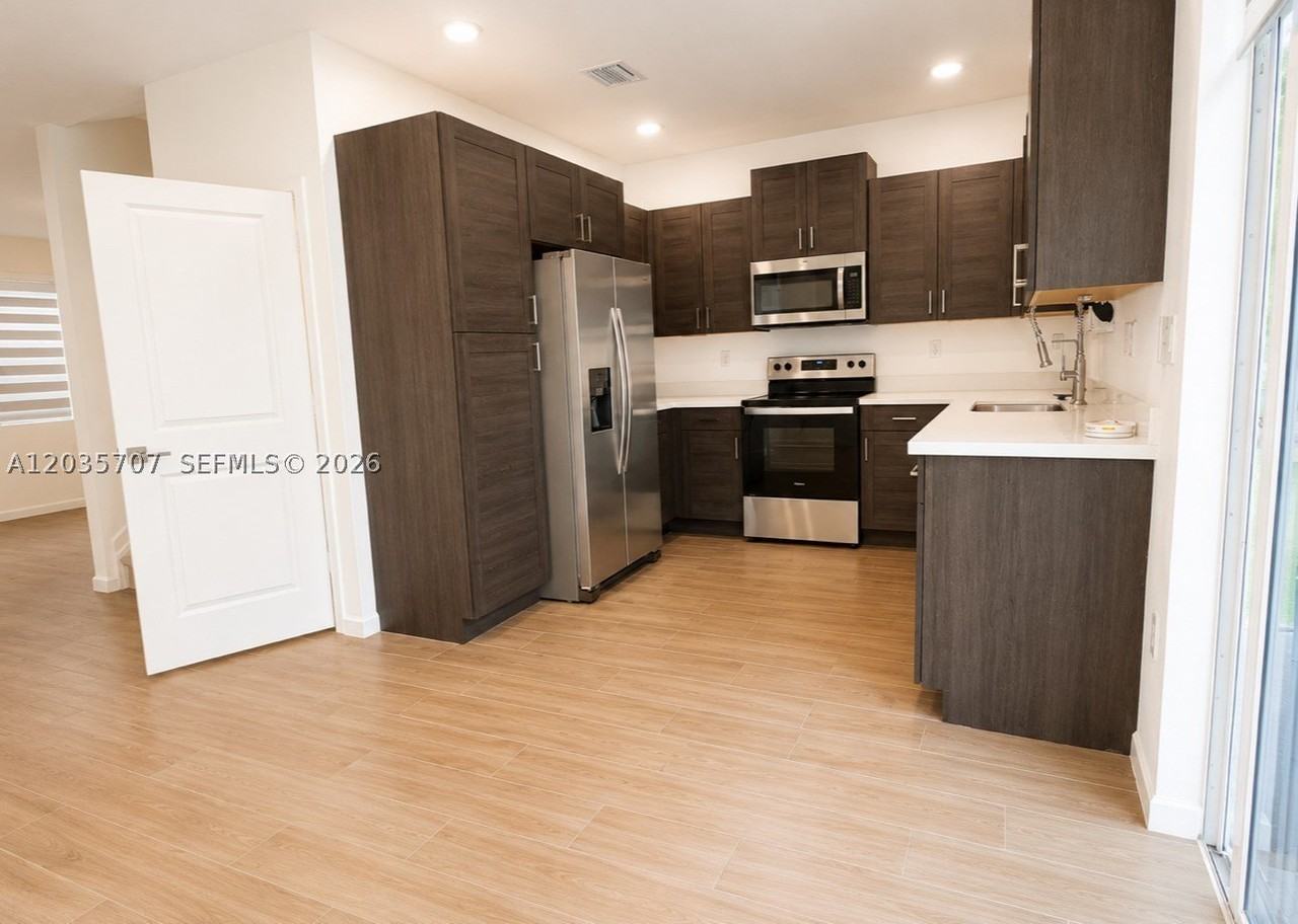 2459 Se 10th St #2459 - Photo 4 of 14