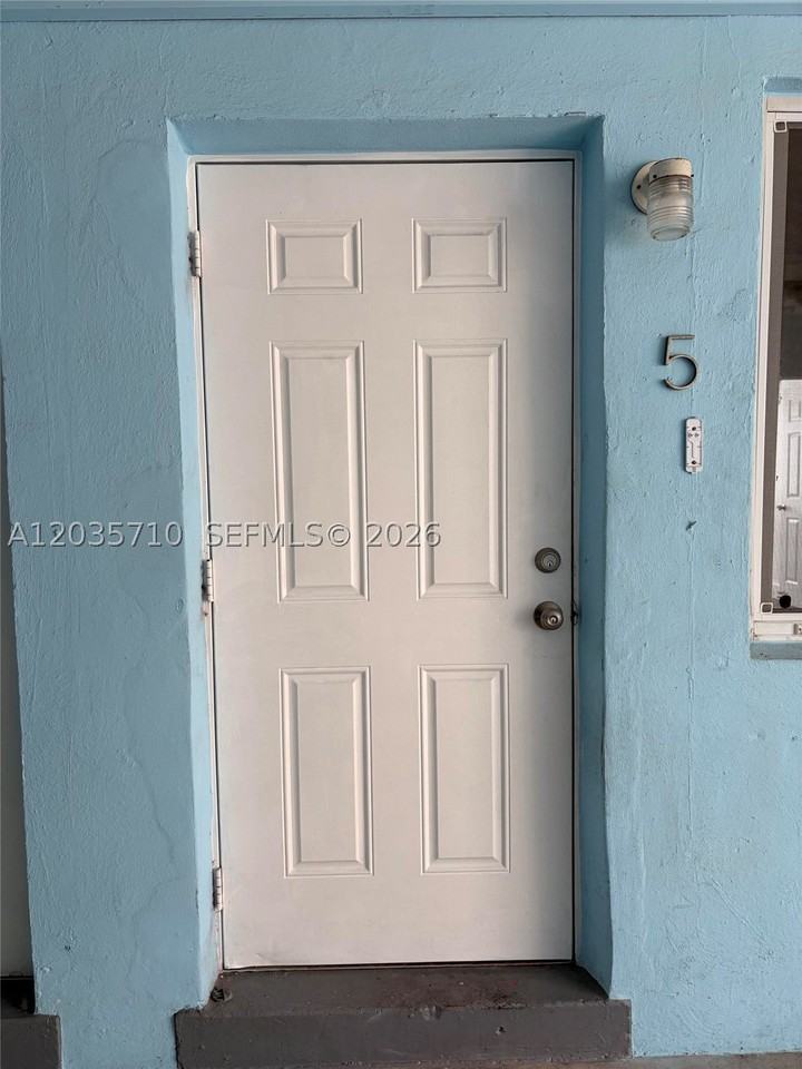 1040 Nw 3rd Ave #5 - Photo 7 of 9