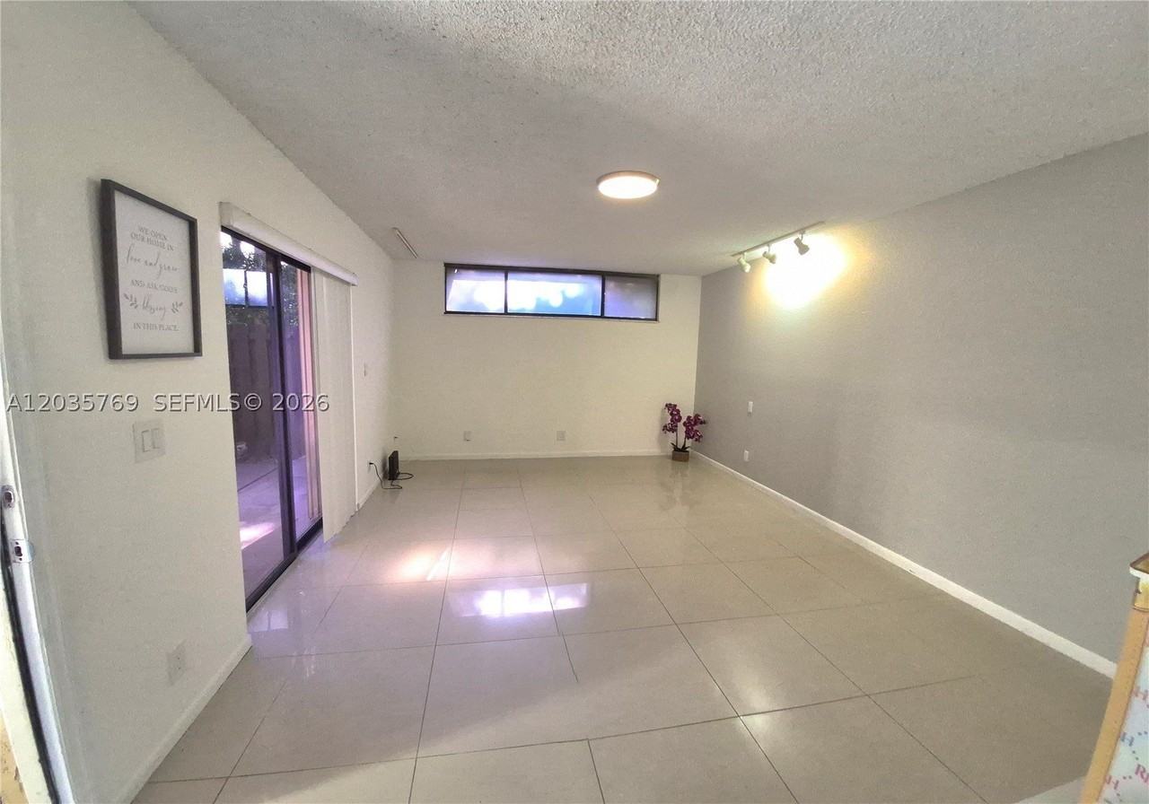 23106 Oxford Pl #D - Photo 5 of 36