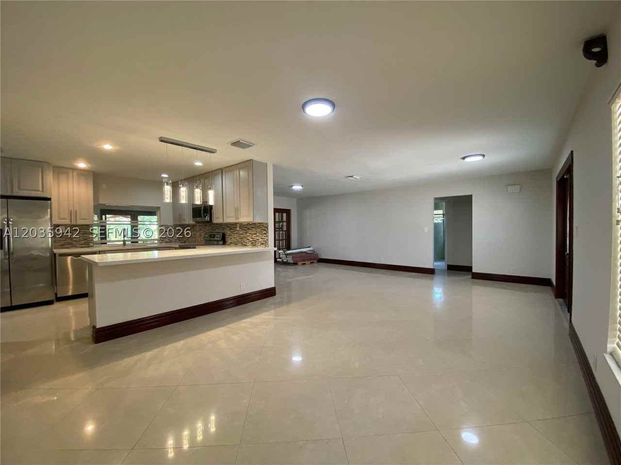 490 Bonaventure Blvd - Photo 2 of 25