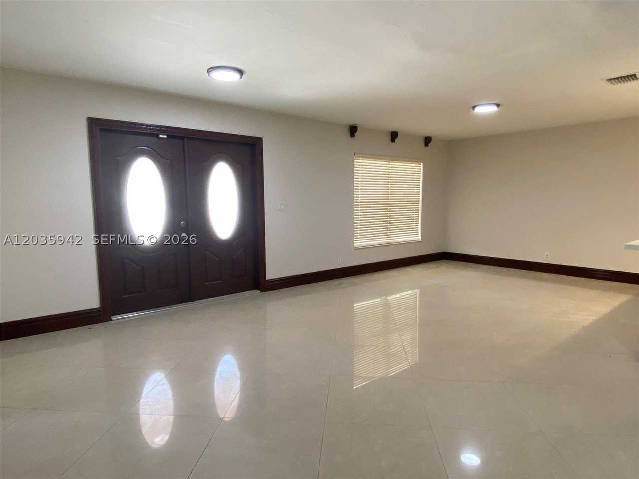 490 Bonaventure Blvd - Photo 4 of 25