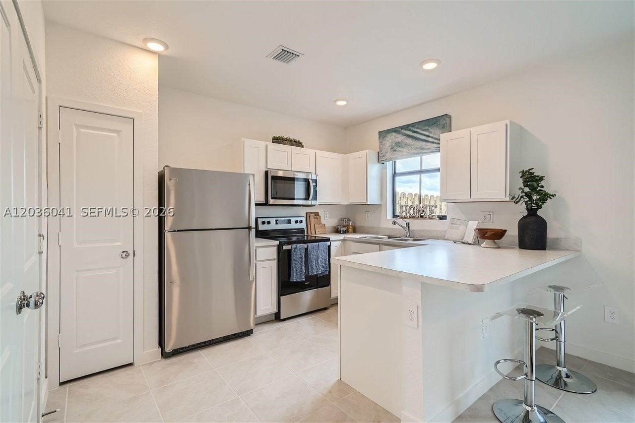 1366 Ne 4th Ave - Photo 4 of 14