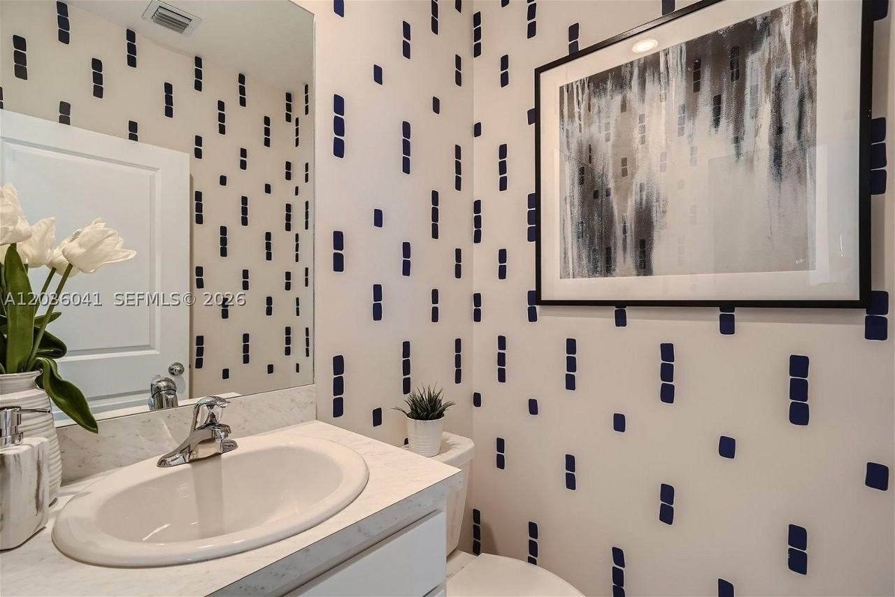1366 Ne 4th Ave - Photo 6 of 14